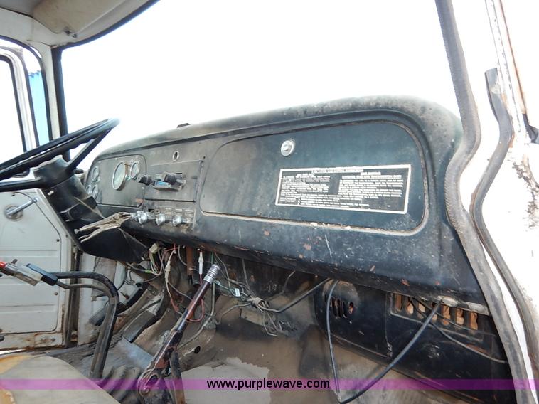 image for item I5357 1977 International Loadstar 1700 rollback truck