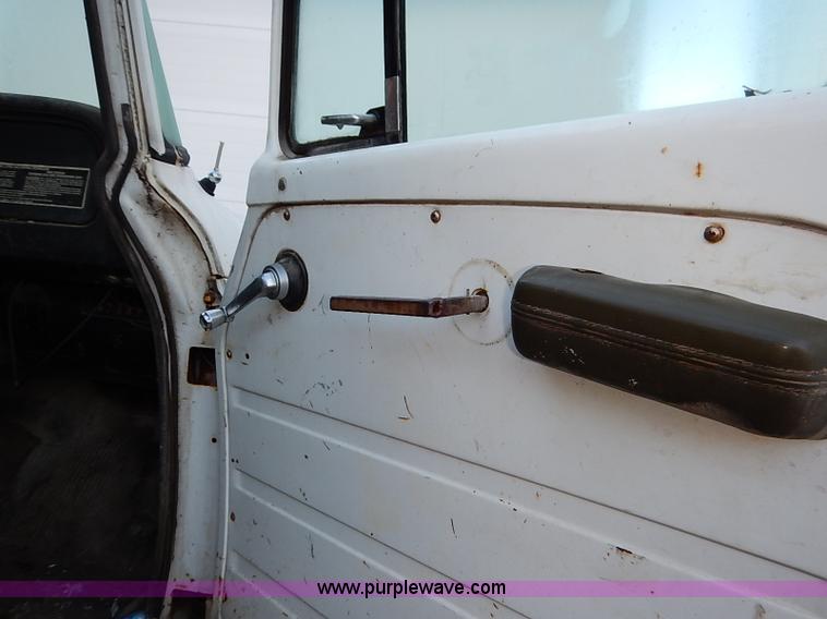 image for item I5357 1977 International Loadstar 1700 rollback truck