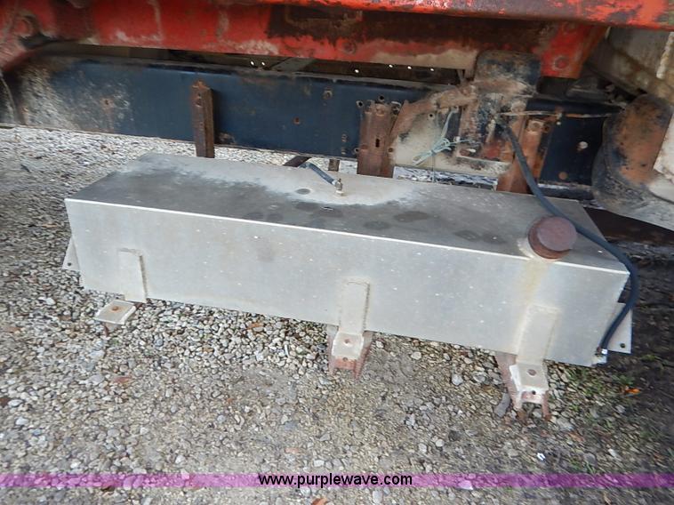 image for item I5357 1977 International Loadstar 1700 rollback truck