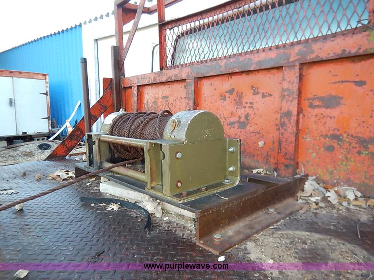 image for item I5357 1977 International Loadstar 1700 rollback truck