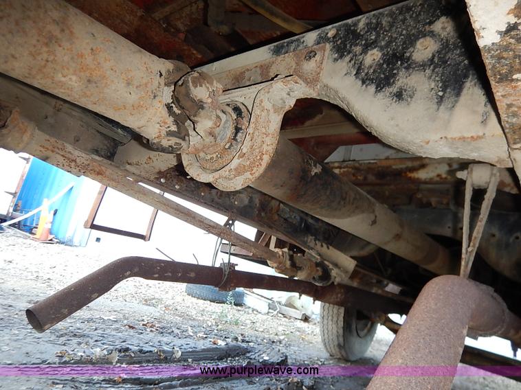 image for item I5357 1977 International Loadstar 1700 rollback truck