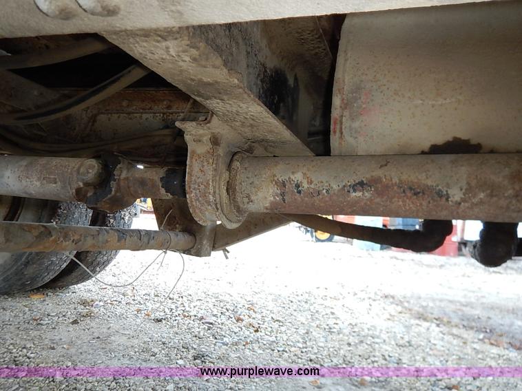 image for item I5357 1977 International Loadstar 1700 rollback truck