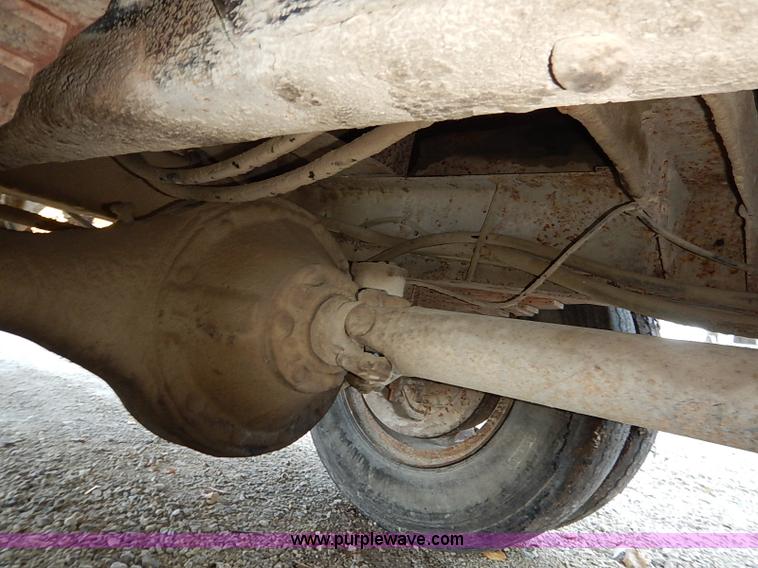 image for item I5357 1977 International Loadstar 1700 rollback truck