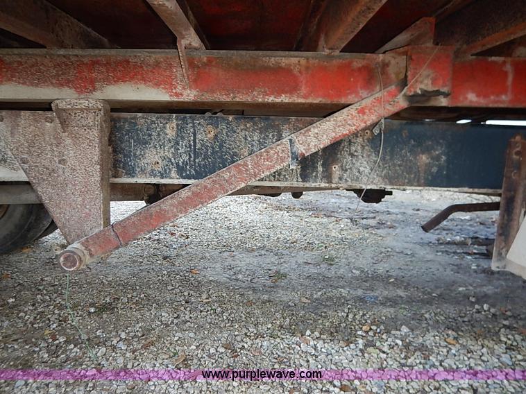 image for item I5357 1977 International Loadstar 1700 rollback truck