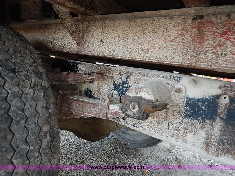 image for item I5357 1977 International Loadstar 1700 rollback truck