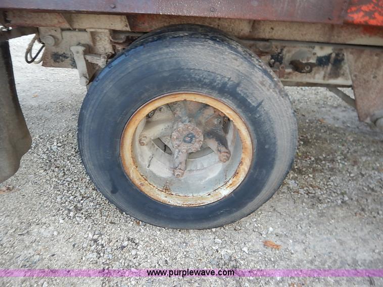 image for item I5357 1977 International Loadstar 1700 rollback truck