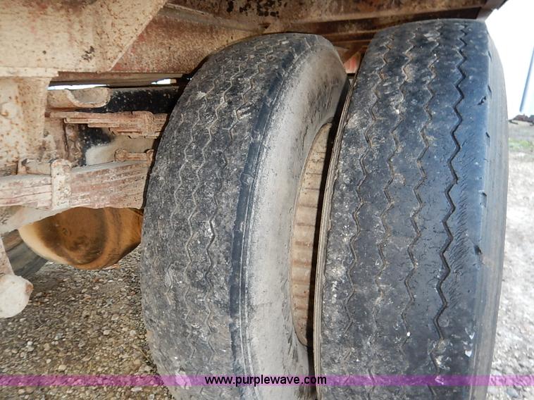 image for item I5357 1977 International Loadstar 1700 rollback truck