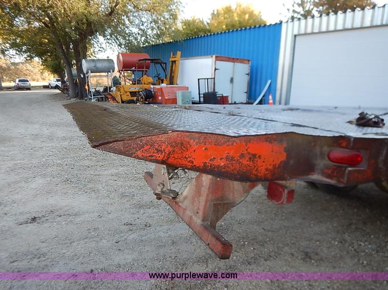 image for item I5357 1977 International Loadstar 1700 rollback truck