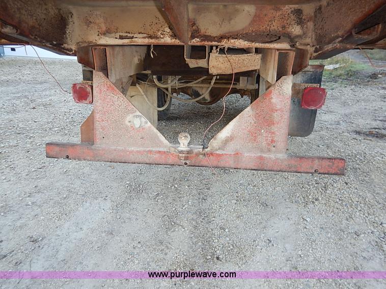 image for item I5357 1977 International Loadstar 1700 rollback truck