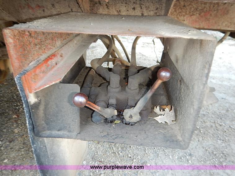 image for item I5357 1977 International Loadstar 1700 rollback truck