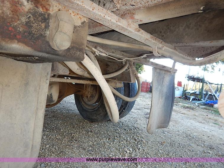 image for item I5357 1977 International Loadstar 1700 rollback truck