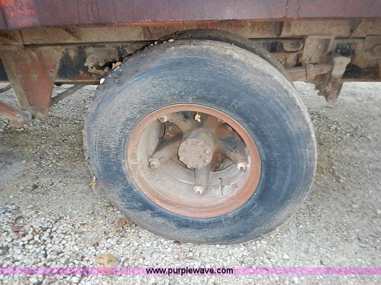 image for item I5357 1977 International Loadstar 1700 rollback truck