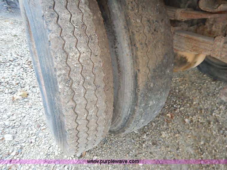 image for item I5357 1977 International Loadstar 1700 rollback truck