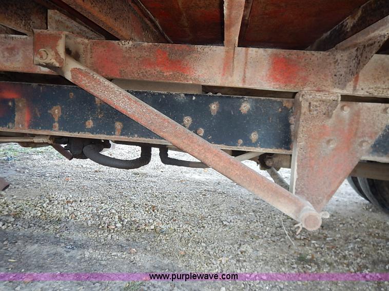 image for item I5357 1977 International Loadstar 1700 rollback truck