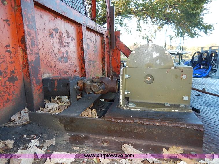 image for item I5357 1977 International Loadstar 1700 rollback truck