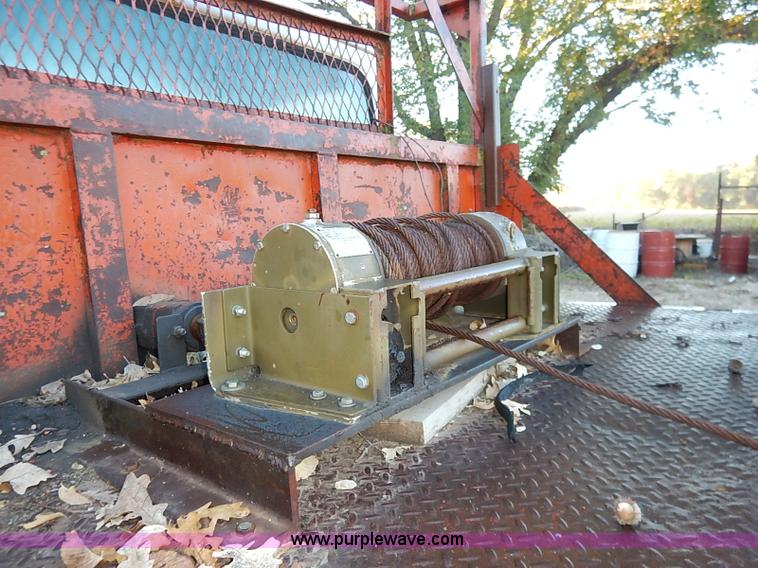 image for item I5357 1977 International Loadstar 1700 rollback truck