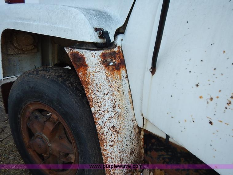 image for item I5357 1977 International Loadstar 1700 rollback truck