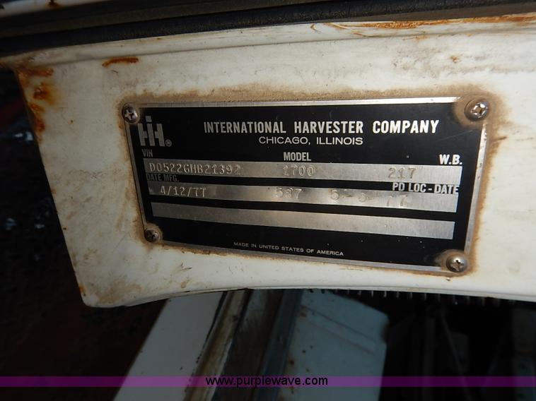 image for item I5357 1977 International Loadstar 1700 rollback truck