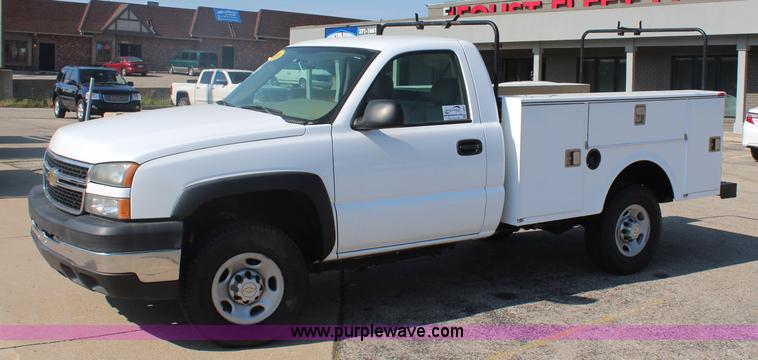 image for item I5897 2006 Chevrolet Silverado 2500HD utility truck