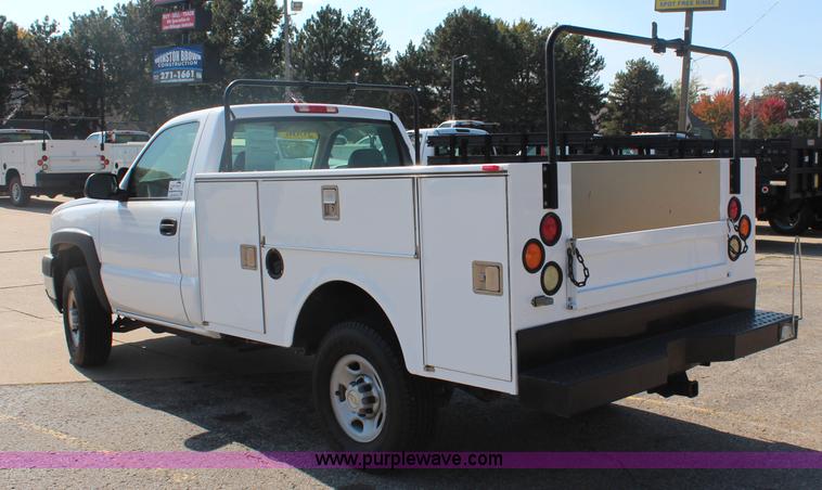 image for item I5897 2006 Chevrolet Silverado 2500HD utility truck