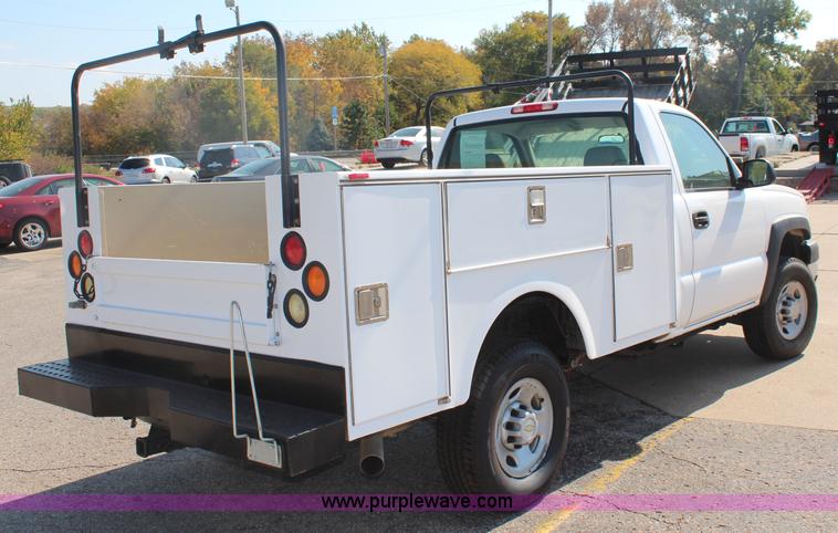 image for item I5897 2006 Chevrolet Silverado 2500HD utility truck