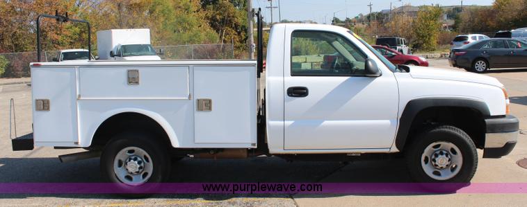 image for item I5897 2006 Chevrolet Silverado 2500HD utility truck