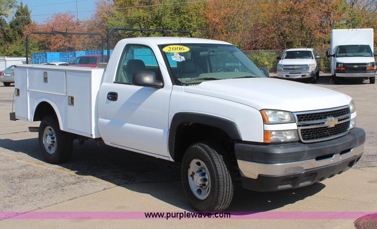 image for item I5897 2006 Chevrolet Silverado 2500HD utility truck