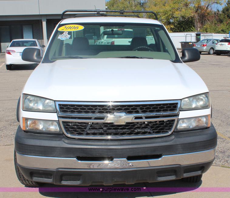 image for item I5897 2006 Chevrolet Silverado 2500HD utility truck