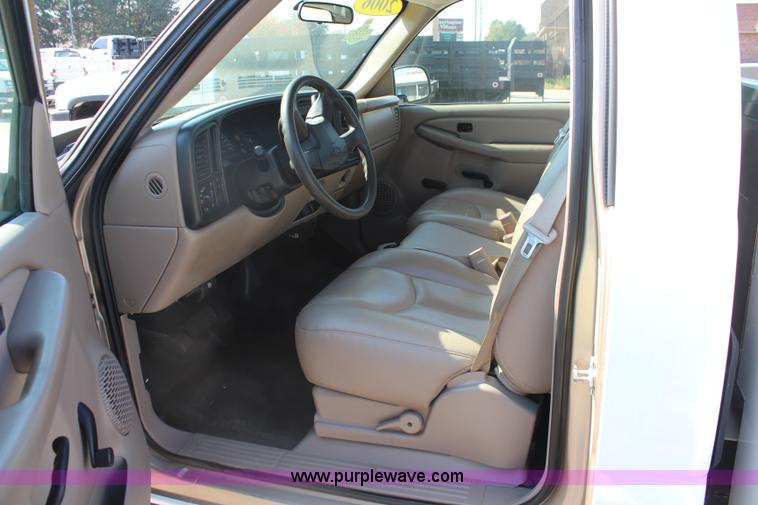 image for item I5897 2006 Chevrolet Silverado 2500HD utility truck