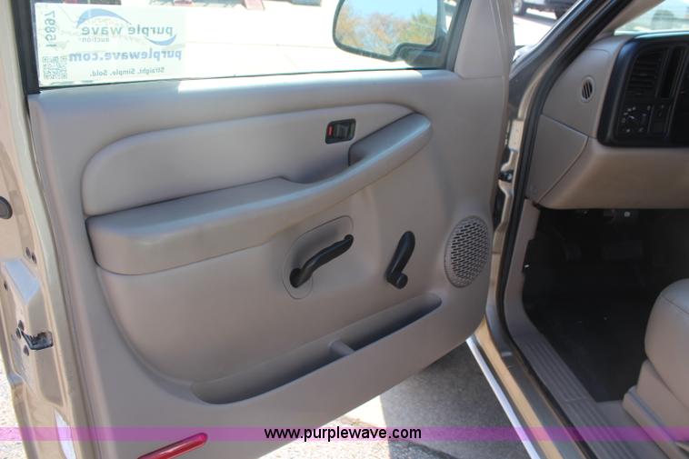 image for item I5897 2006 Chevrolet Silverado 2500HD utility truck