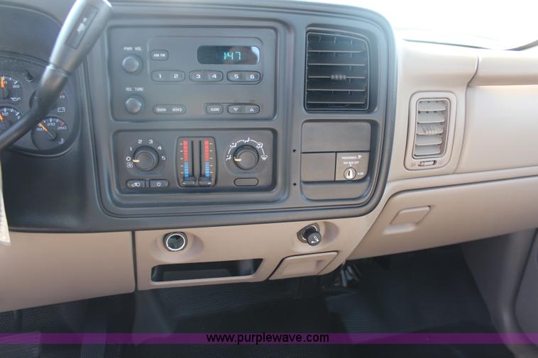 image for item I5897 2006 Chevrolet Silverado 2500HD utility truck