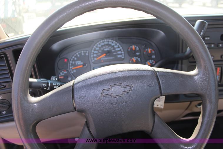 image for item I5897 2006 Chevrolet Silverado 2500HD utility truck