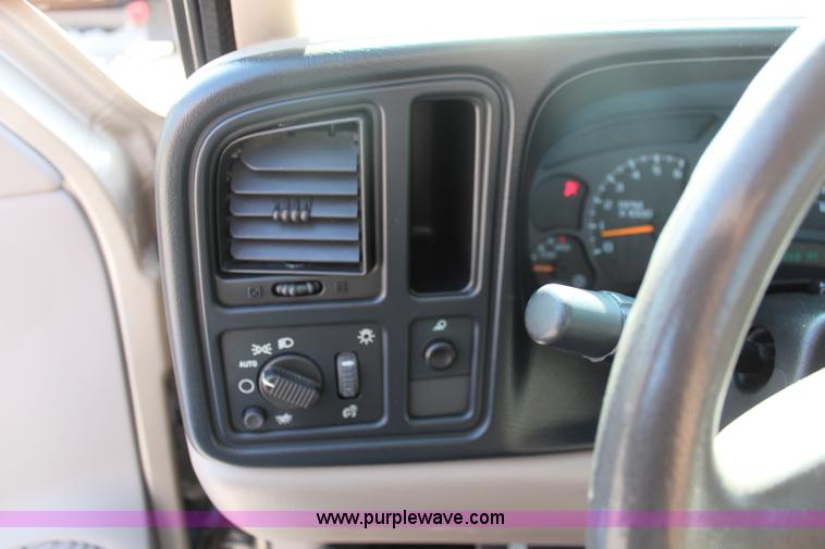 image for item I5897 2006 Chevrolet Silverado 2500HD utility truck