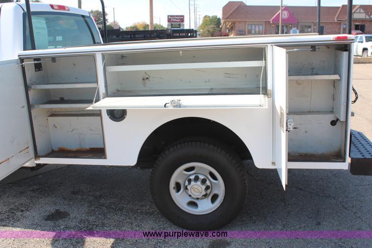 image for item I5897 2006 Chevrolet Silverado 2500HD utility truck