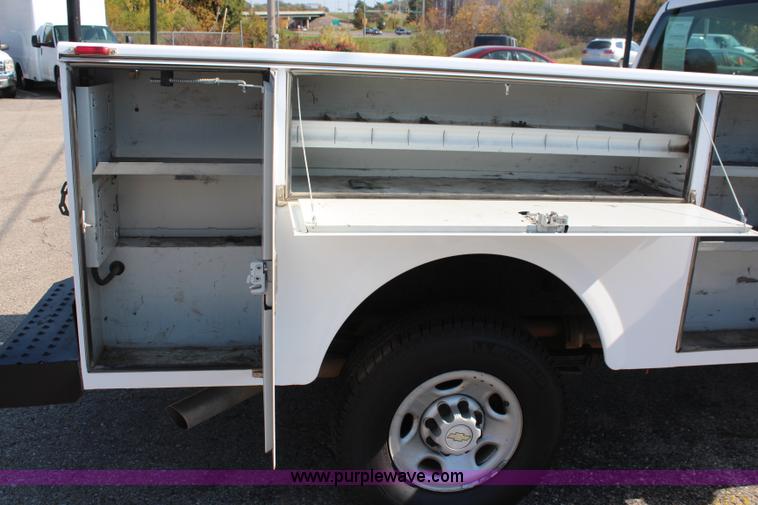 image for item I5897 2006 Chevrolet Silverado 2500HD utility truck