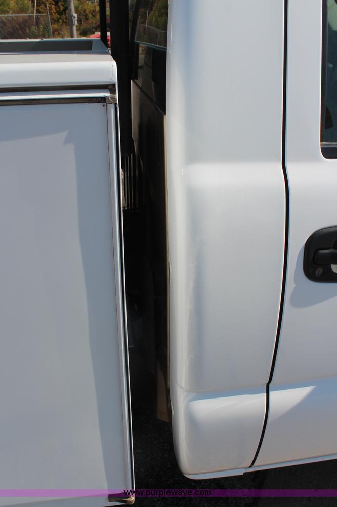 image for item I5897 2006 Chevrolet Silverado 2500HD utility truck