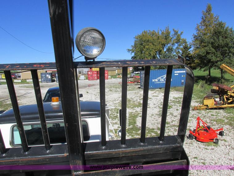 image for item I8908 1983 International 1954 rollback truck