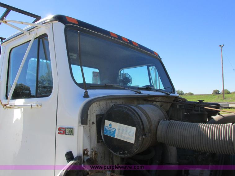 image for item I8908 1983 International 1954 rollback truck