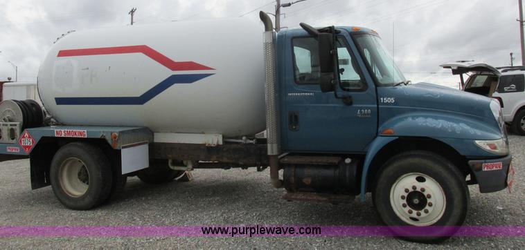 image for item I8911 2002 International 4300 propane truck