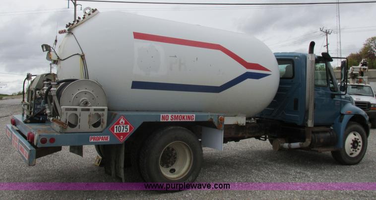 image for item I8911 2002 International 4300 propane truck