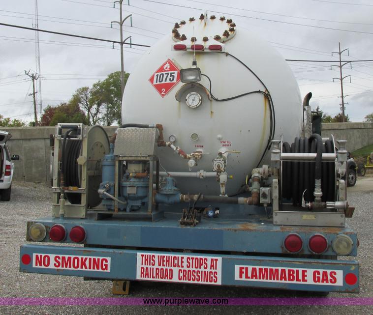 image for item I8911 2002 International 4300 propane truck