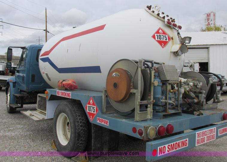 image for item I8911 2002 International 4300 propane truck