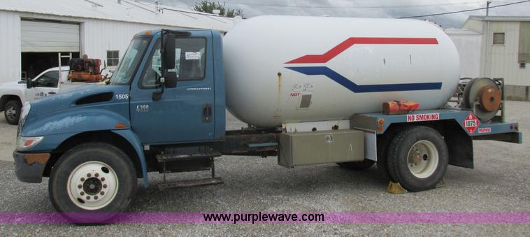 image for item I8911 2002 International 4300 propane truck