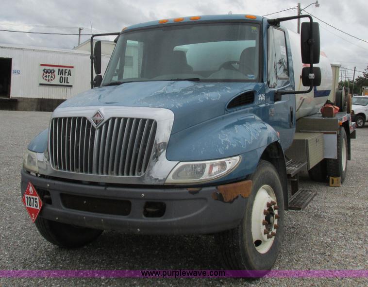 image for item I8911 2002 International 4300 propane truck