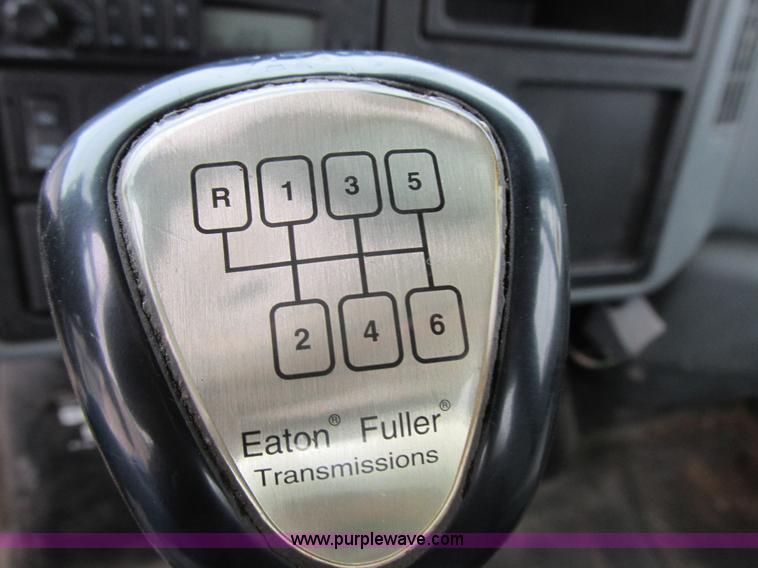 image for item I8911 2002 International 4300 propane truck