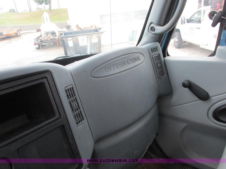 image for item I8911 2002 International 4300 propane truck