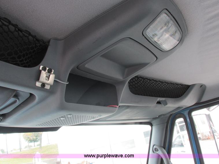 image for item I8911 2002 International 4300 propane truck