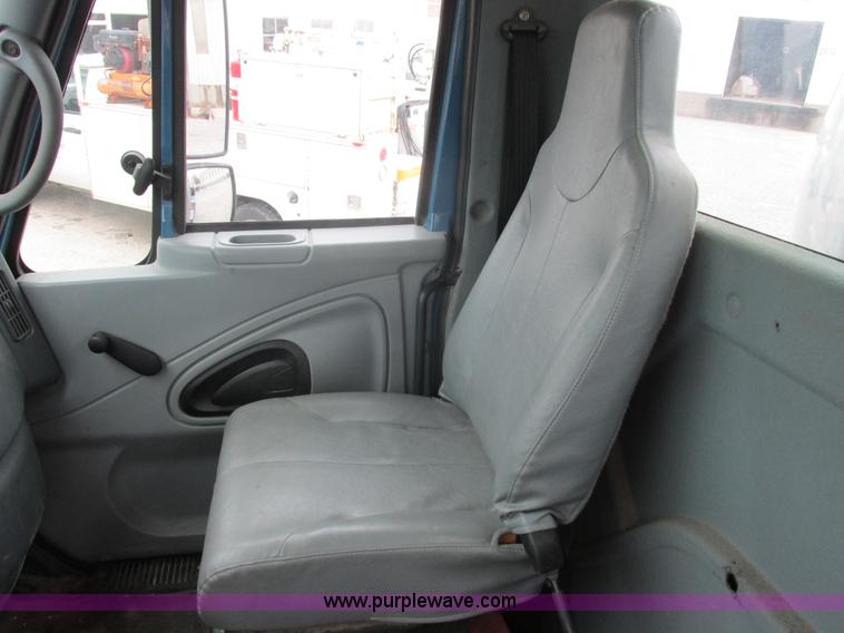 image for item I8911 2002 International 4300 propane truck