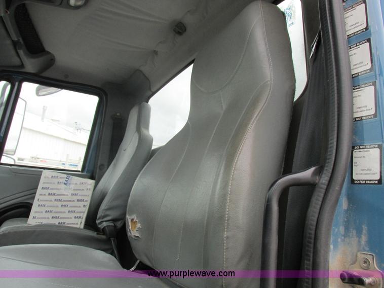 image for item I8911 2002 International 4300 propane truck