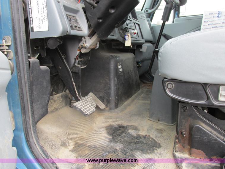 image for item I8911 2002 International 4300 propane truck